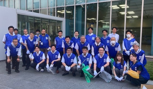 名古屋支社清掃活動に参加している様子 名古屋支社清掃活動に参加している様子