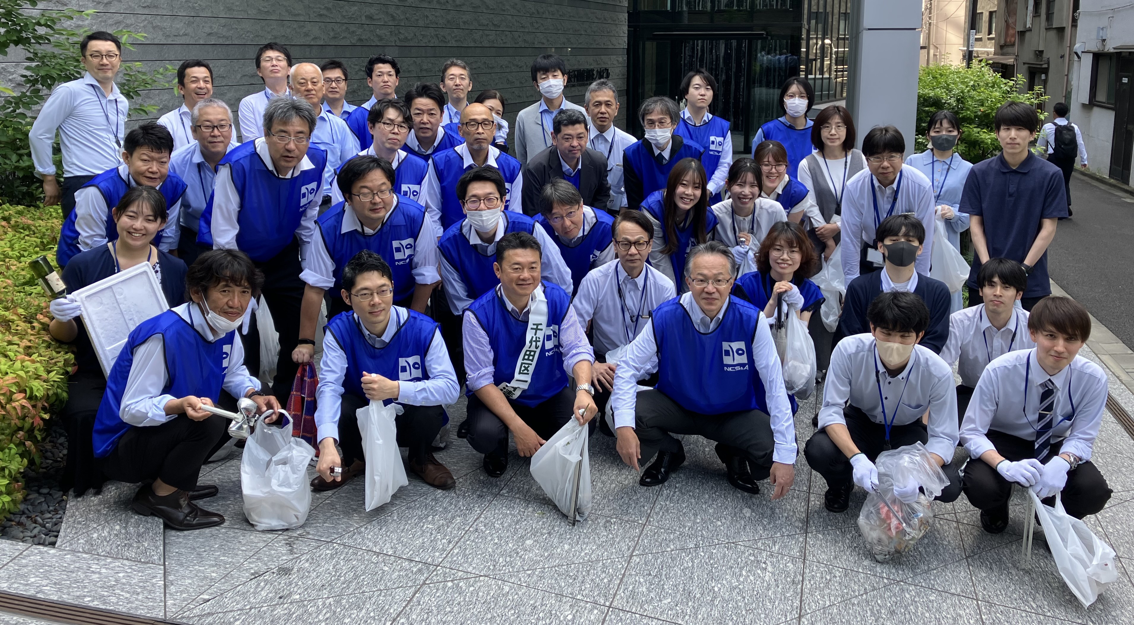 「千代田区一斉清掃の日」に参加している様子２
